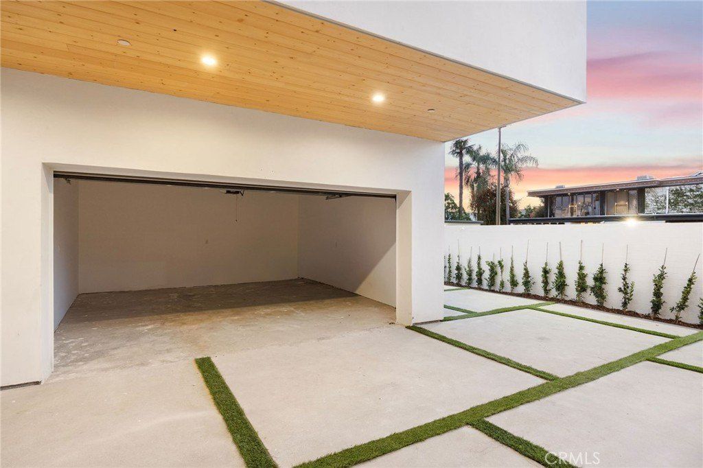 6239 Banner Avenue. Los Angeles, CA 90038