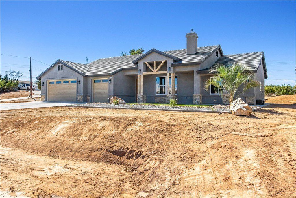 7390 Oakwood. Hesperia, CA 92345