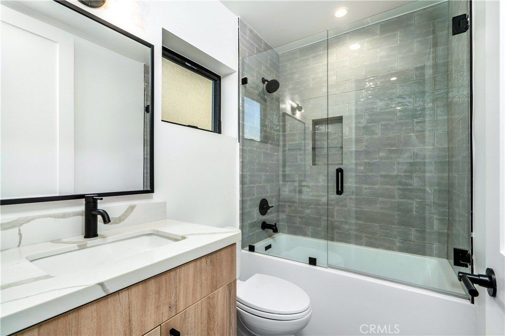 2204 Carmona. Los Angeles, CA 90016