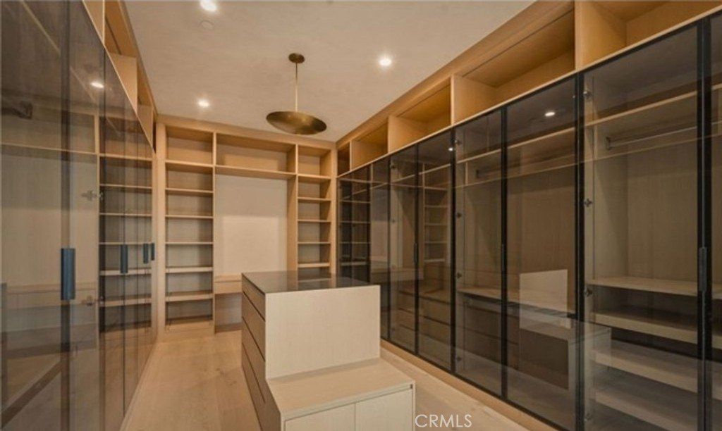 15450 Huston. Sherman Oaks, CA 91403