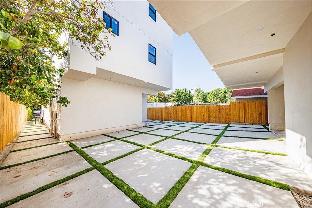 3440 West. Los Angeles, CA 90016