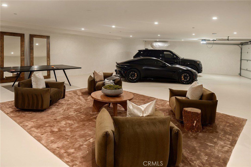 16093 Royal Oak Road. Encino, CA 91436