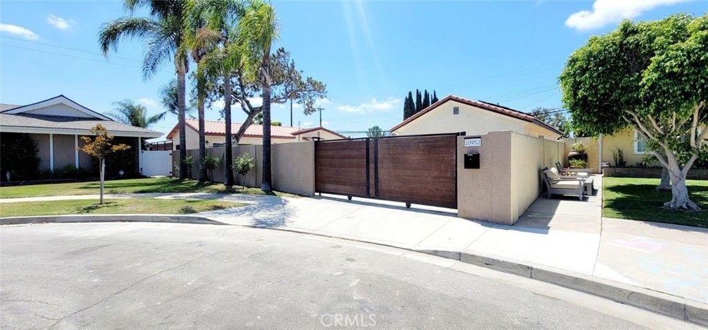 10952 La Dona Avenue. Garden Grove, CA 92840