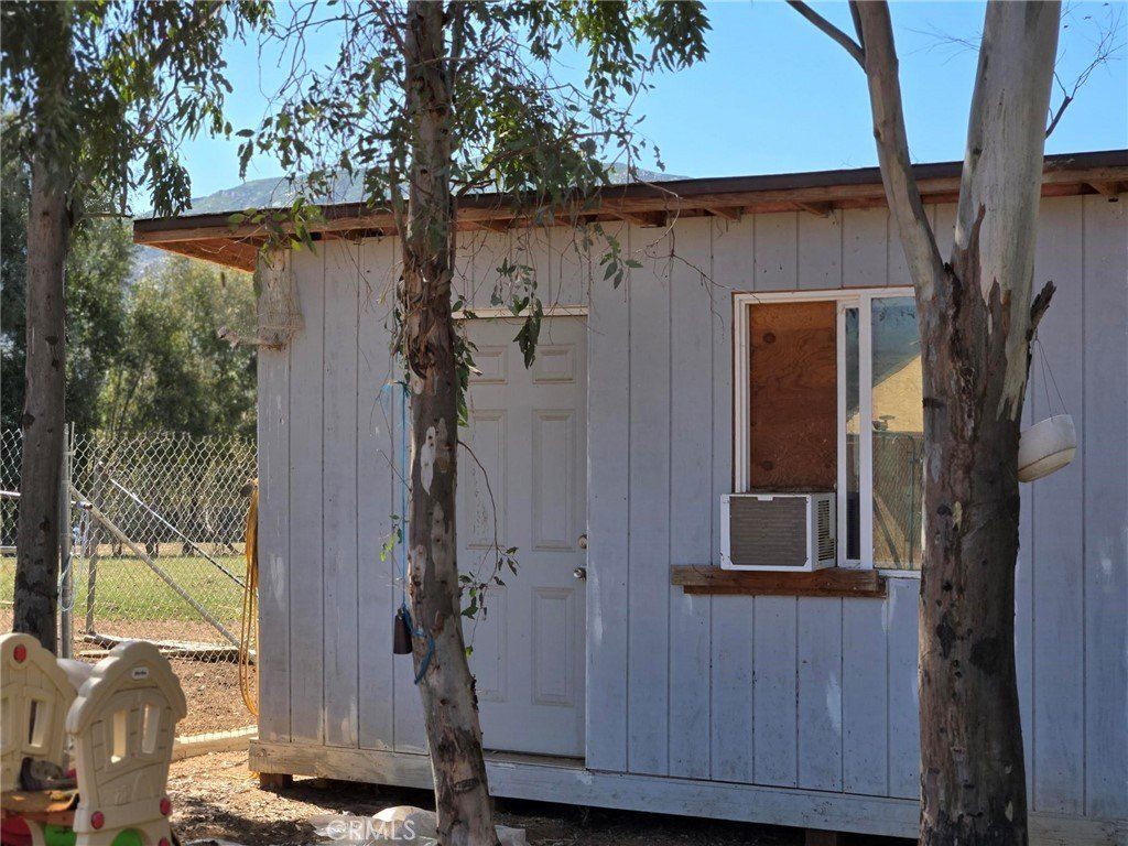 43145 Bob Cat. Banning, CA 92220