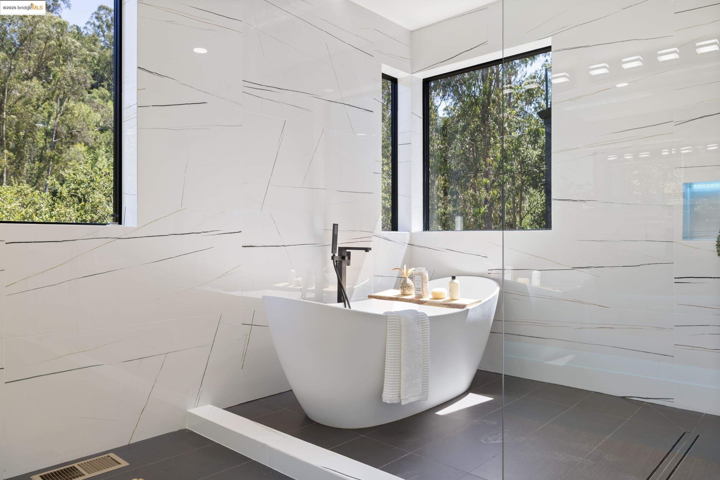 7270 Woodrow Dr. Oakland, CA 94611