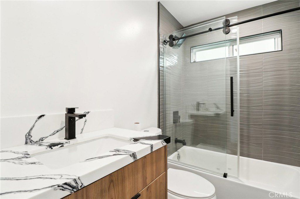 4512 St Elmo Drive. Los Angeles, CA 90019