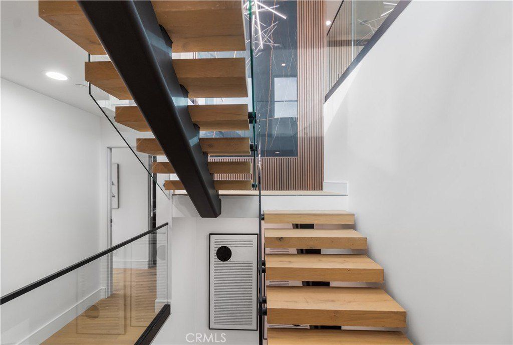 214 El Porto Street. Manhattan Beach, CA 90266