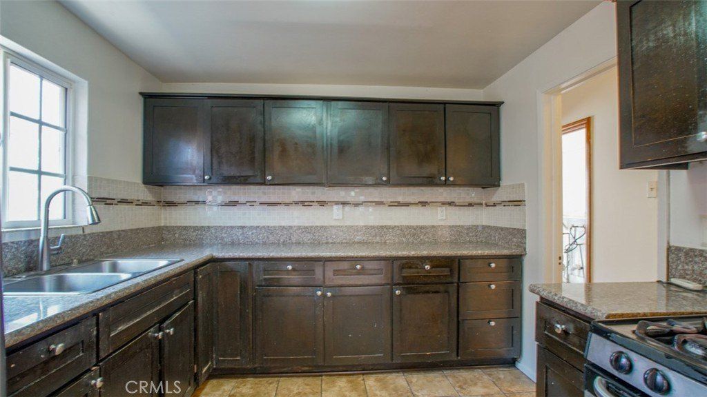 856 W 47Th Street. Los Angeles, CA 90037