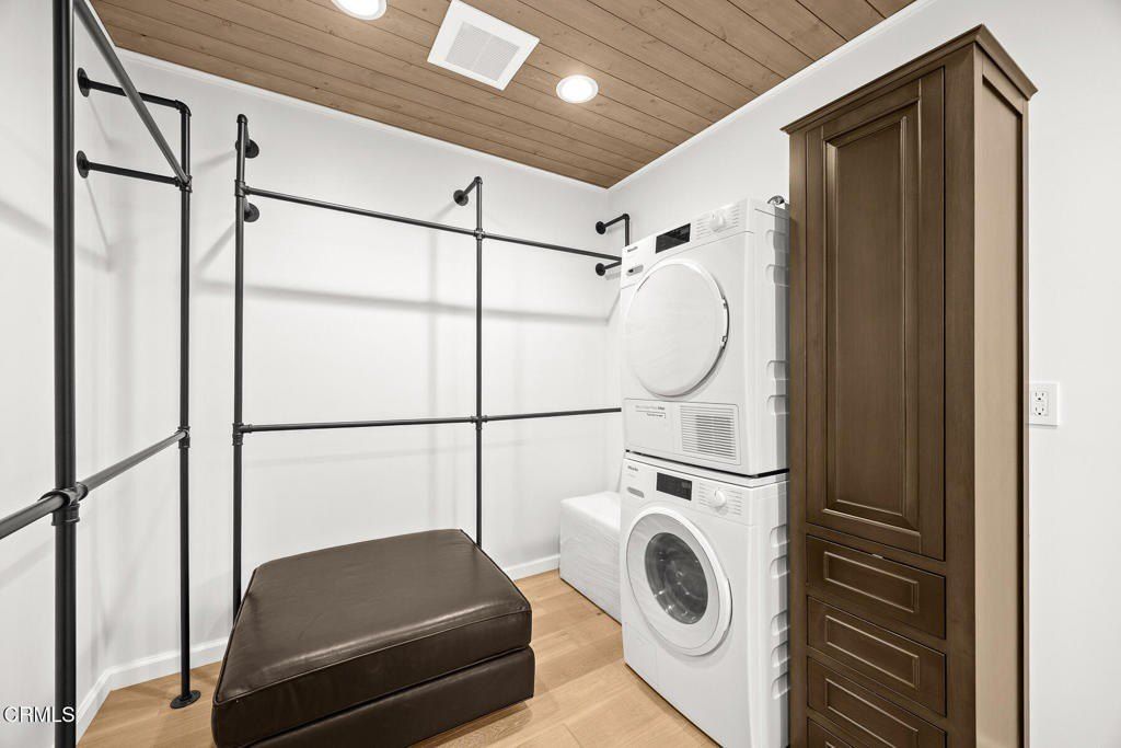 10747 Valleyheart Drive. Studio City, CA 91604