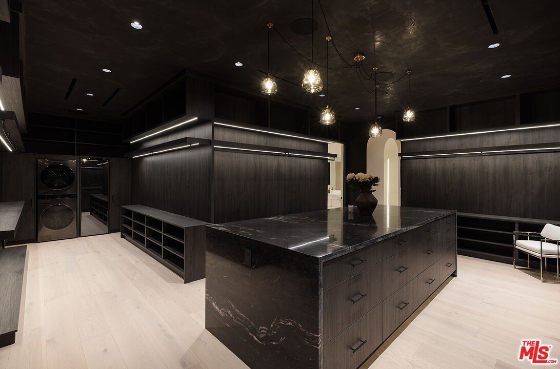 16401 Mulholland Dr. Los Angeles, CA 90049