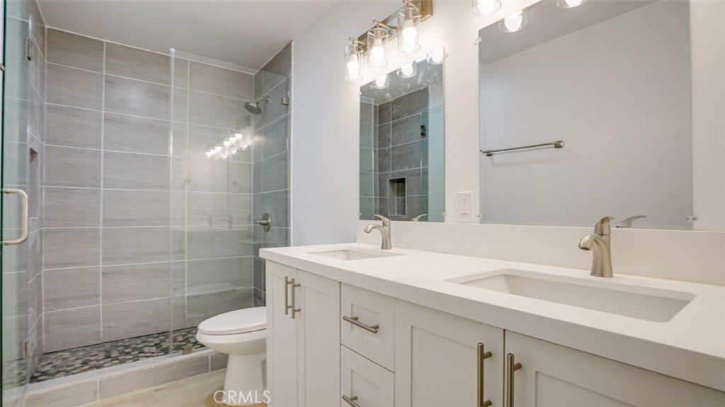 5903 Bonsallo Avenue. Los Angeles, CA 90044