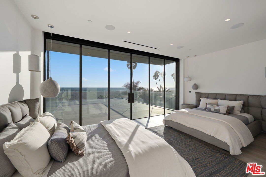 938 Palisades Beach Rd. Santa Monica, CA 90403