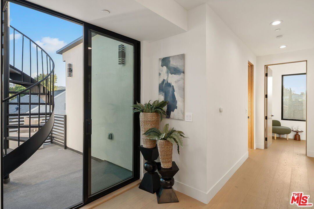 4532 Calhoun Ave. Sherman Oaks, CA 91423