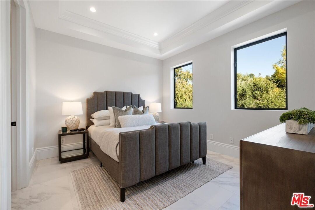 4351 Vanalden Ave. Tarzana, CA 91356