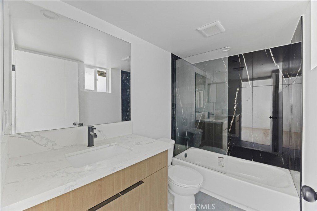 4511 Rosewood Avenue. Los Angeles, CA 90004