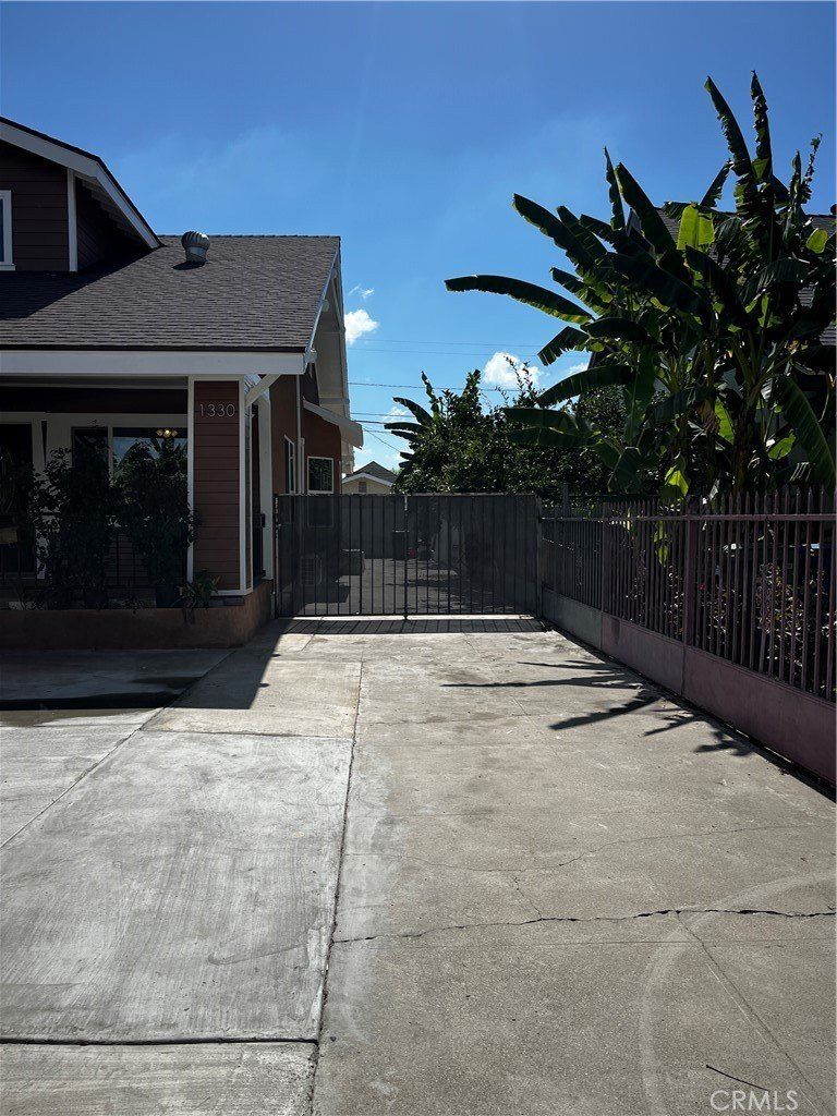 1330 W 48Th Street. Los Angeles, CA 90037