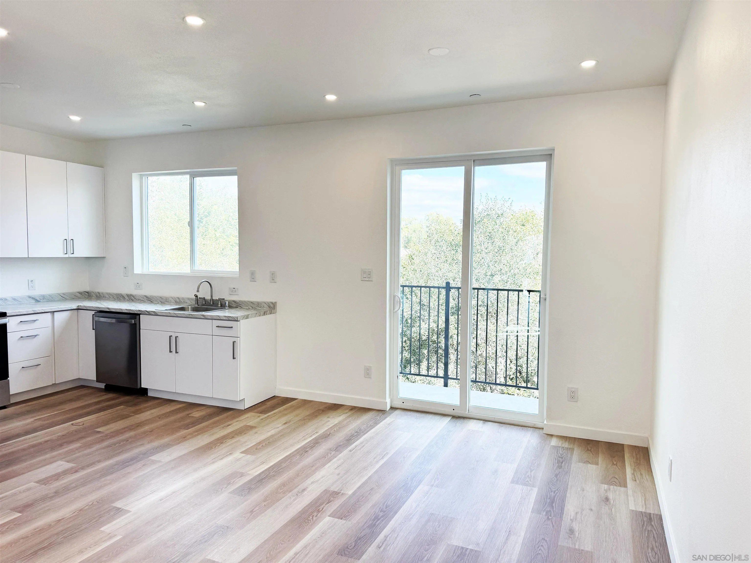 490 Lado De Loma Dr 14. Vista, CA 92083