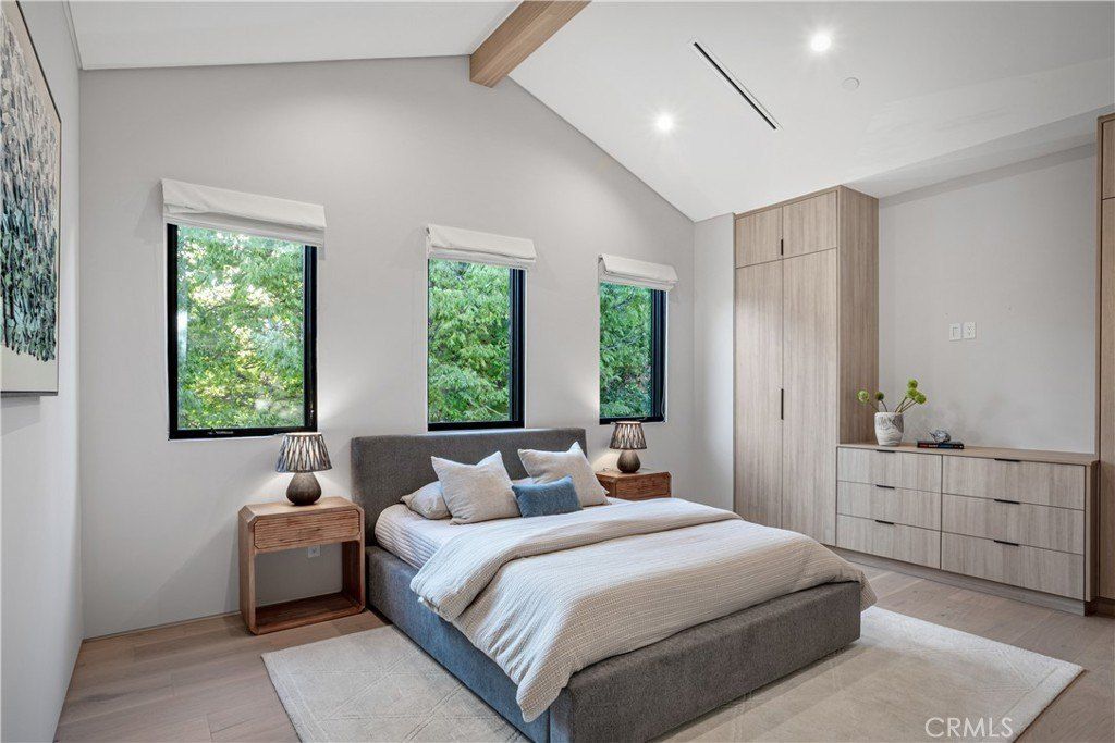 4830 Valjean Avenue. Encino, CA 91436