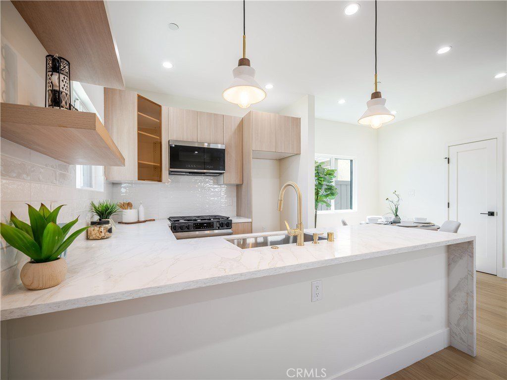 7107 Cozycroft. Winnetka, CA 91306