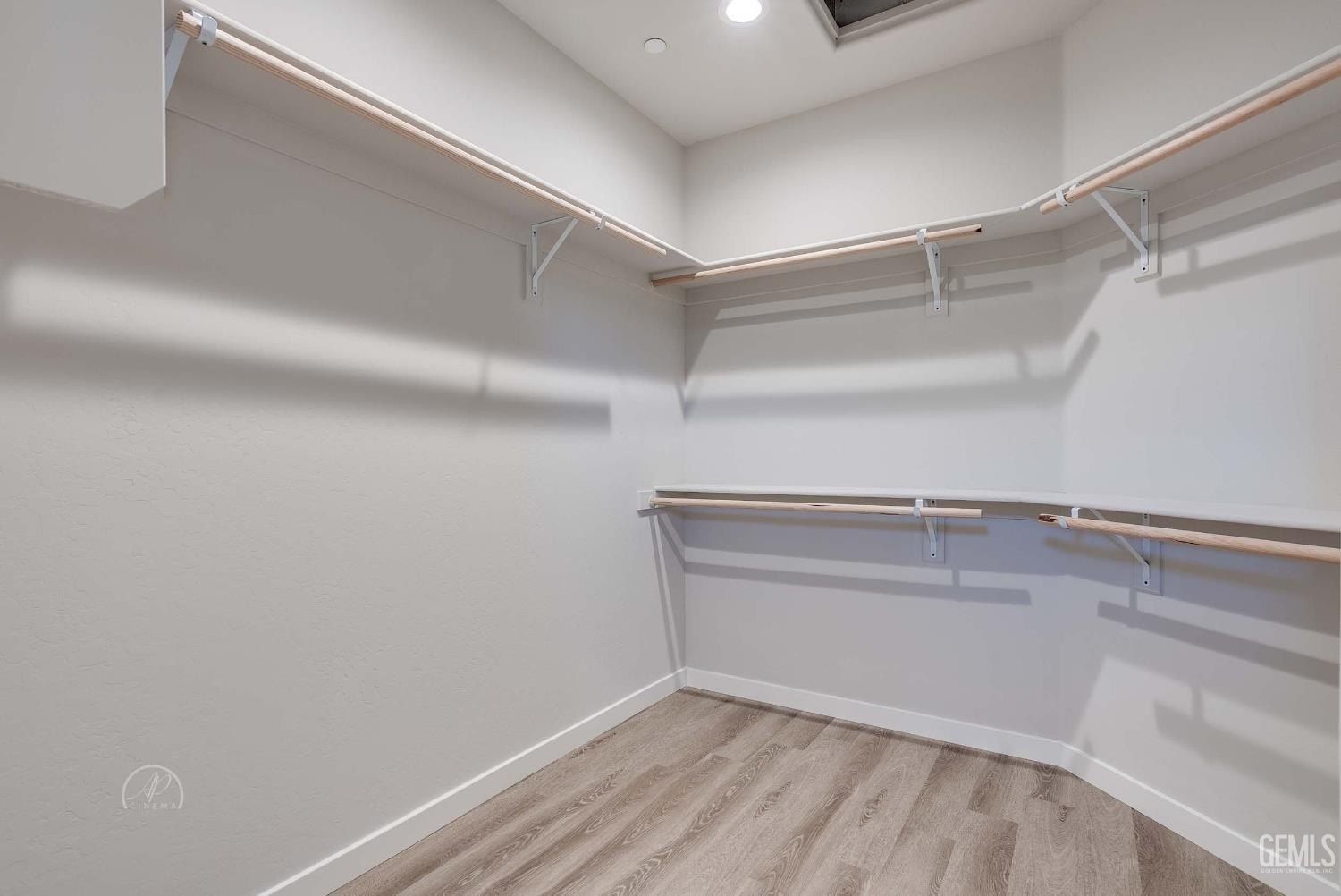 9207 Brown Leaf Avenue. Bakersfield, CA 93306