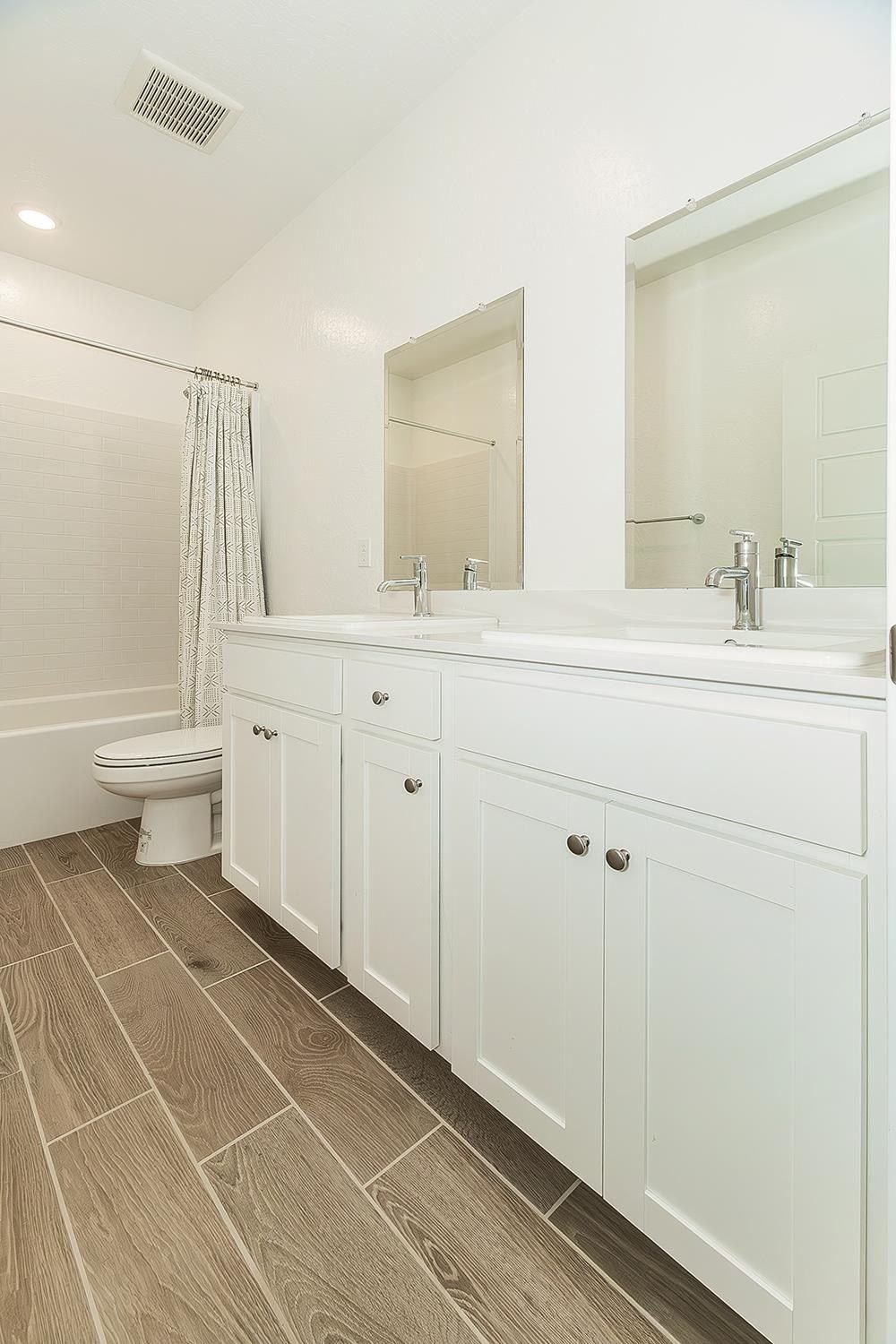 3301 La Mirada Avenue. Clovis, CA 93619