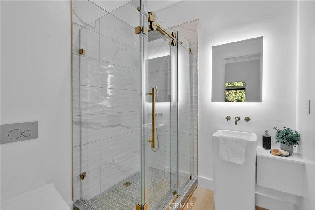 216 Leonard Lane. Sugarloaf, CA 92386