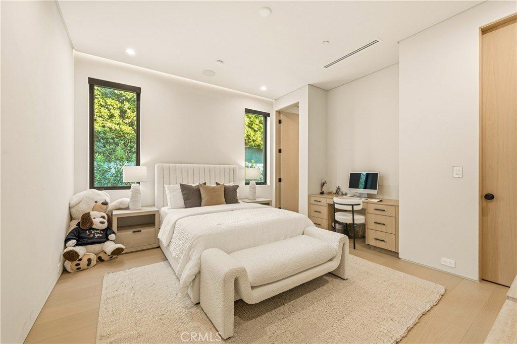 22924 Erwin Street. Woodland Hills, CA 91367