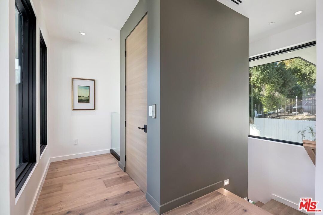 16879 Mooncrest Dr. Encino, CA 91436