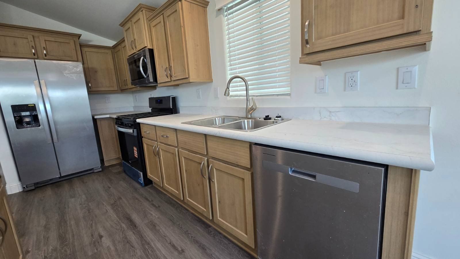 1045 N Azusa Ave Spc 63. Covina, CA 91722