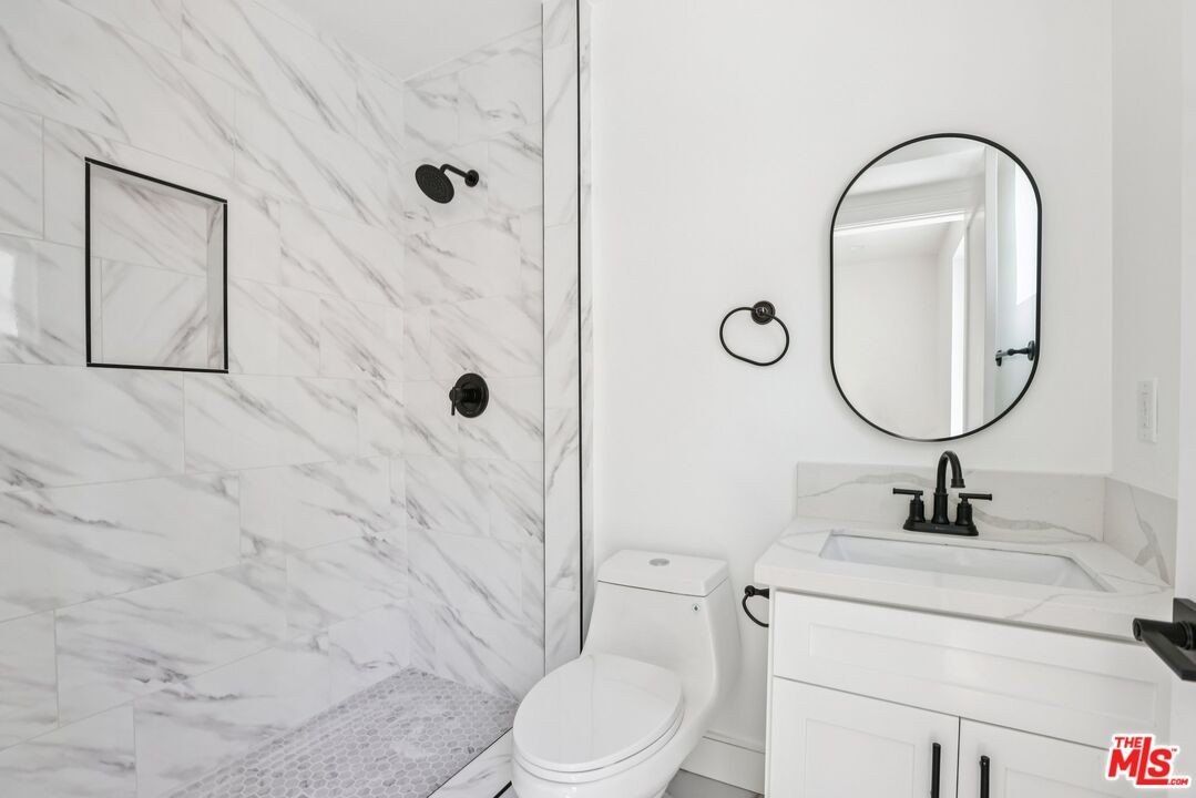 2113 Holly Dr. Los Angeles, CA 90068