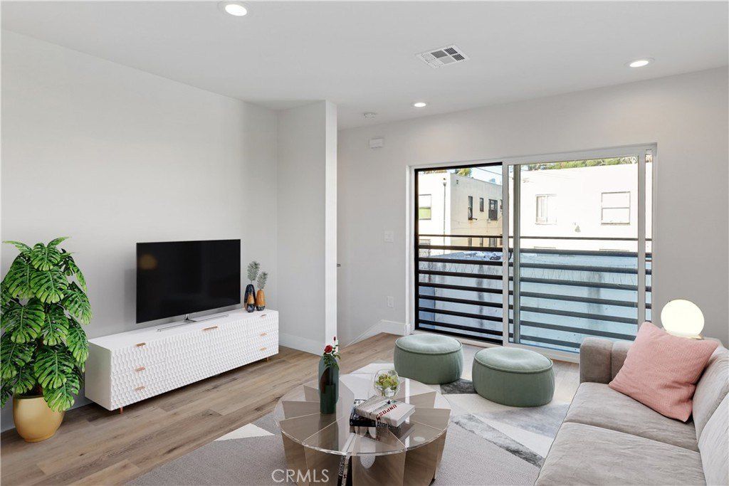 1726 Menlo Avenue. Los Angeles, CA 90006