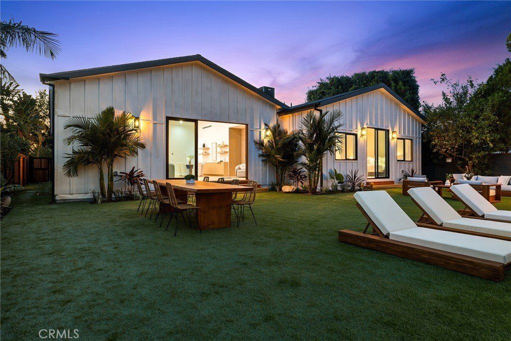 5750 Stansbury Avenue. Sherman Oaks, CA 91401