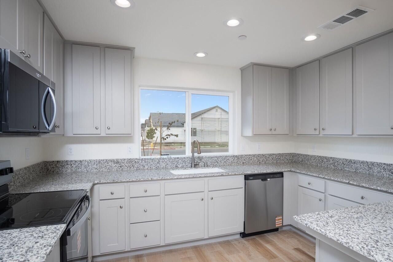 1354 N Camelot Street Unit Brs 25. Porterville, CA 93257