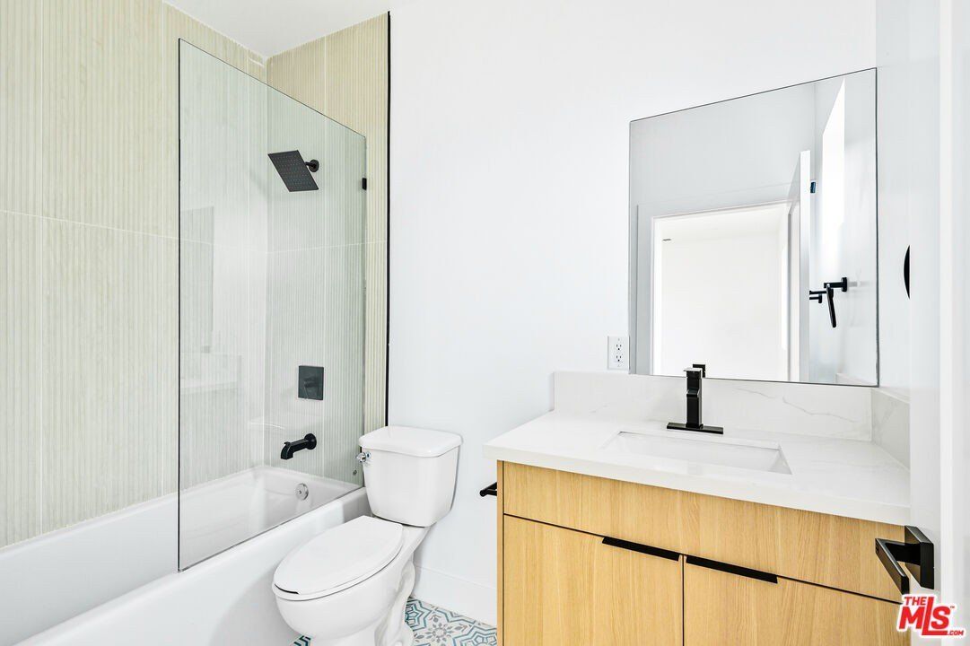 1359 W 35Th Pl. Los Angeles, CA 90007