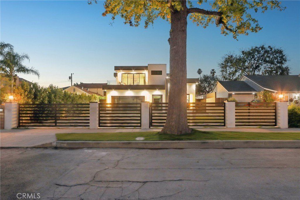 2227 N Lamer Street. Burbank, CA 91504