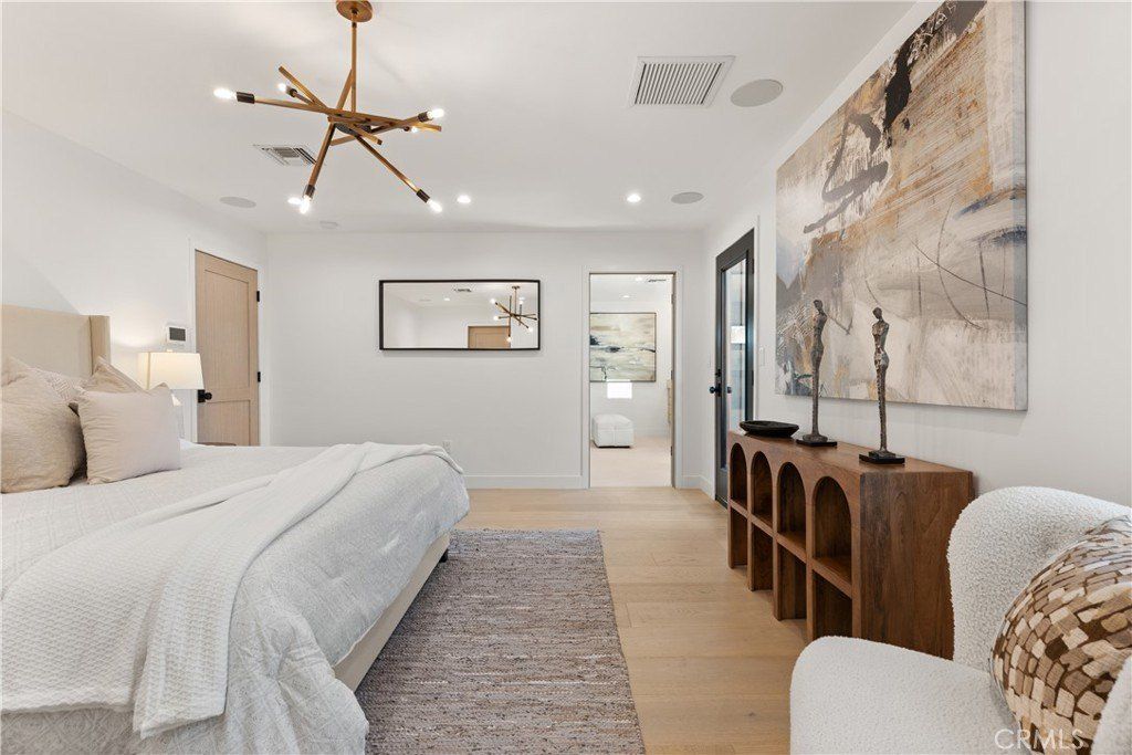 13541 Chandler Boulevard. Sherman Oaks, CA 91401