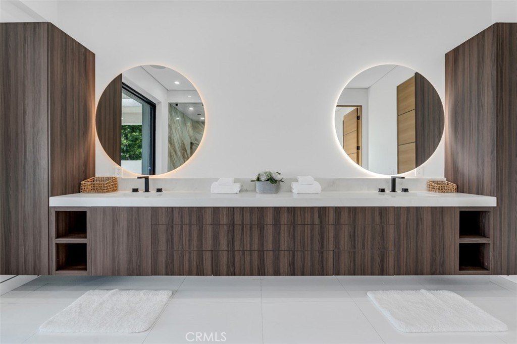 13016 Chandler. Sherman Oaks, CA 91401