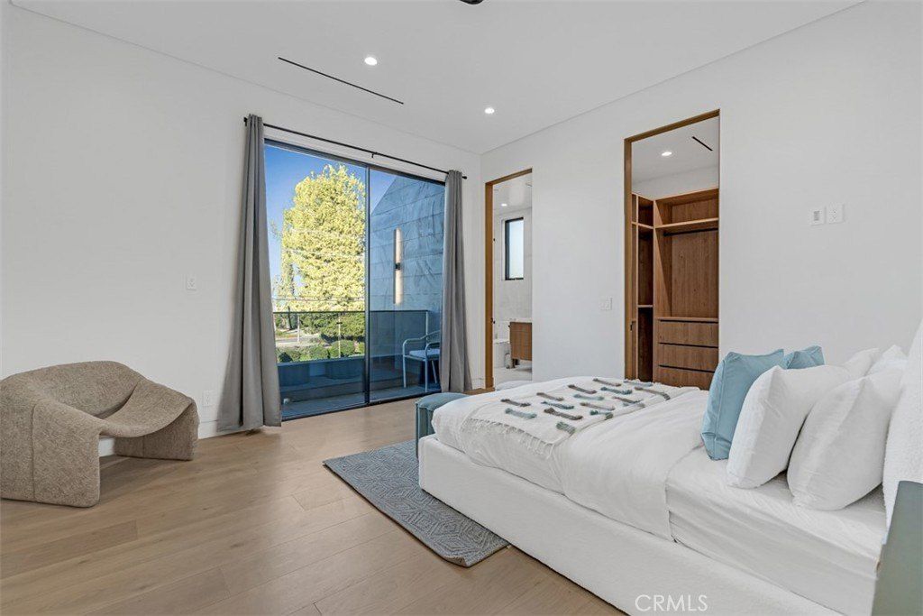 13016 Chandler. Sherman Oaks, CA 91401