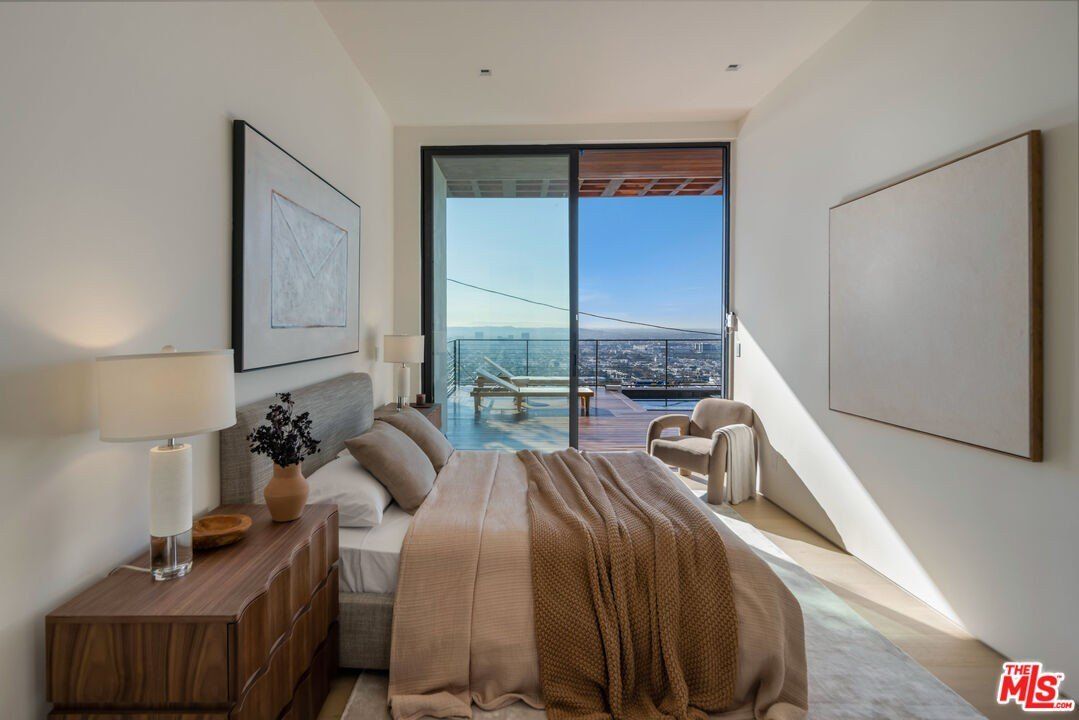 1525 Marlay Dr. Los Angeles, CA 90069