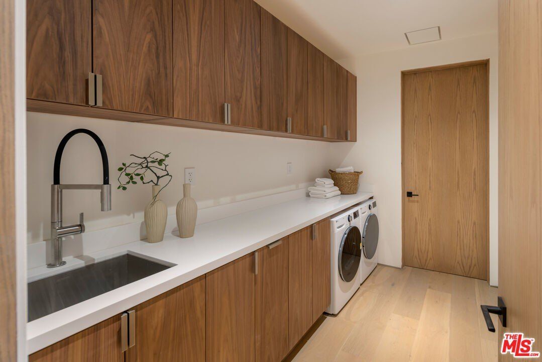 1525 Marlay Dr. Los Angeles, CA 90069