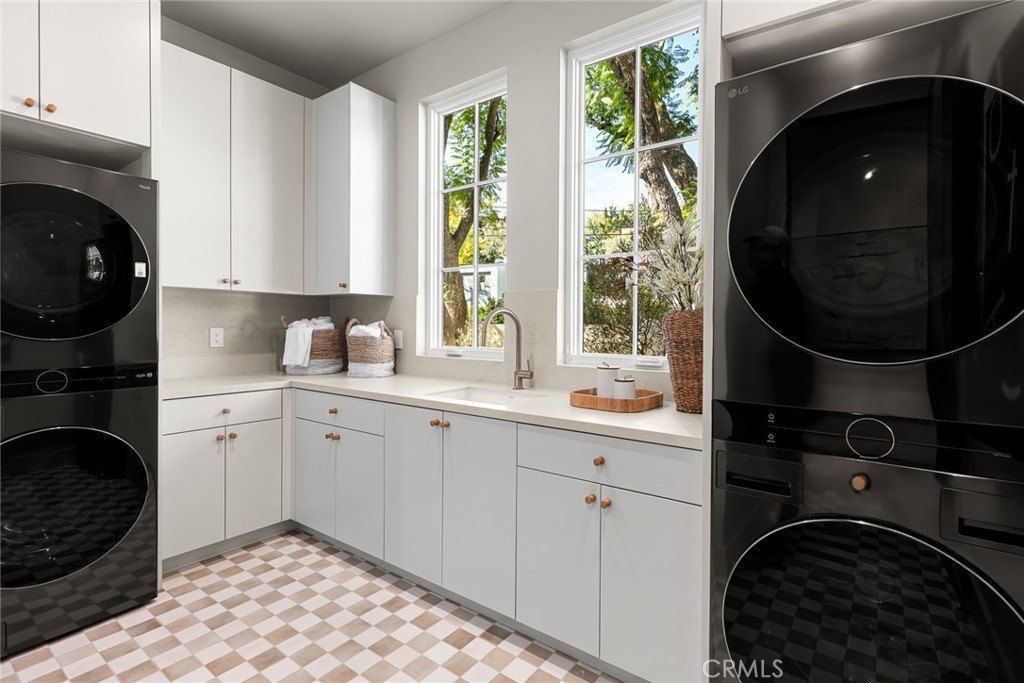 19026 Sprague Street. Tarzana, CA 91356