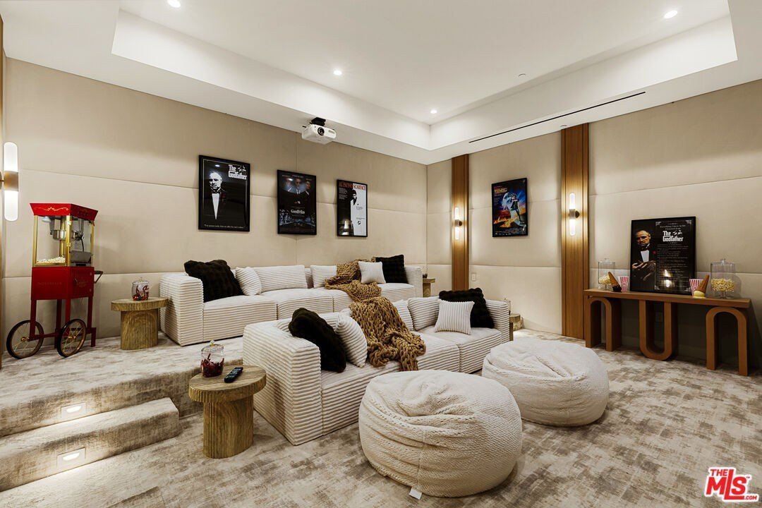 5345 Encino Ave. Encino, CA 91316