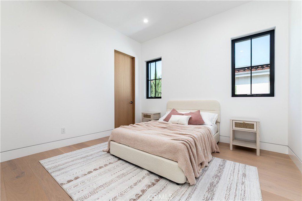 16749 Addison. Encino, CA 91436