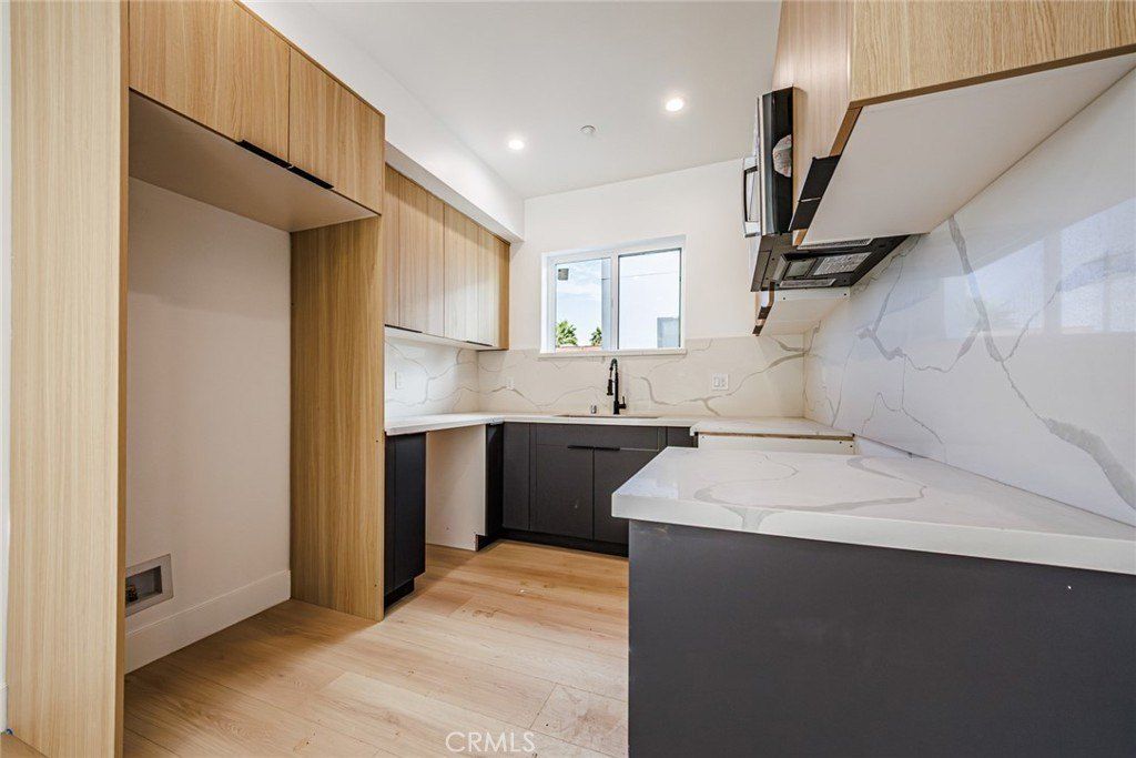 5207 W 20Th. Los Angeles, CA 90016