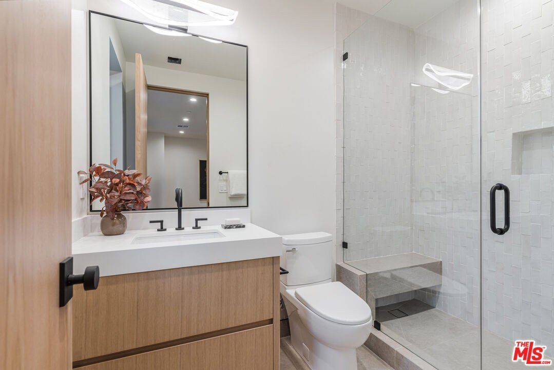 5064 Encino Ave. Encino, CA 91316