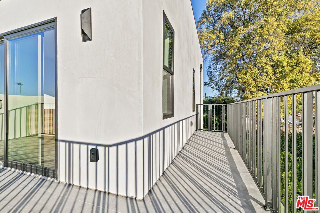 5152 Etiwanda Ave. Tarzana, CA 91356