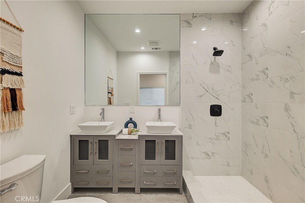 1364 S Ridgeley. Los Angeles, CA 90019