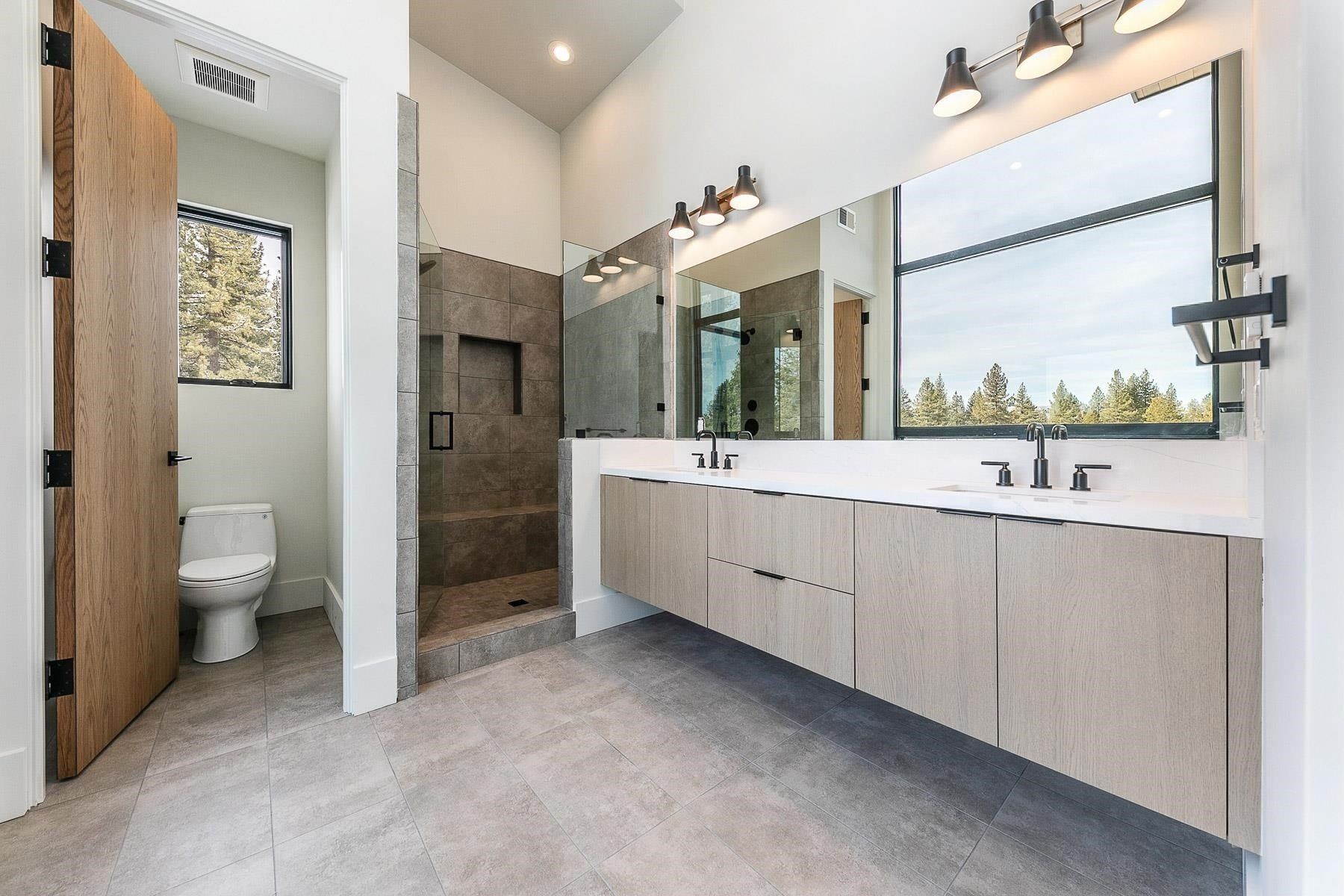 10061 Jakes Way. Truckee, CA 96161