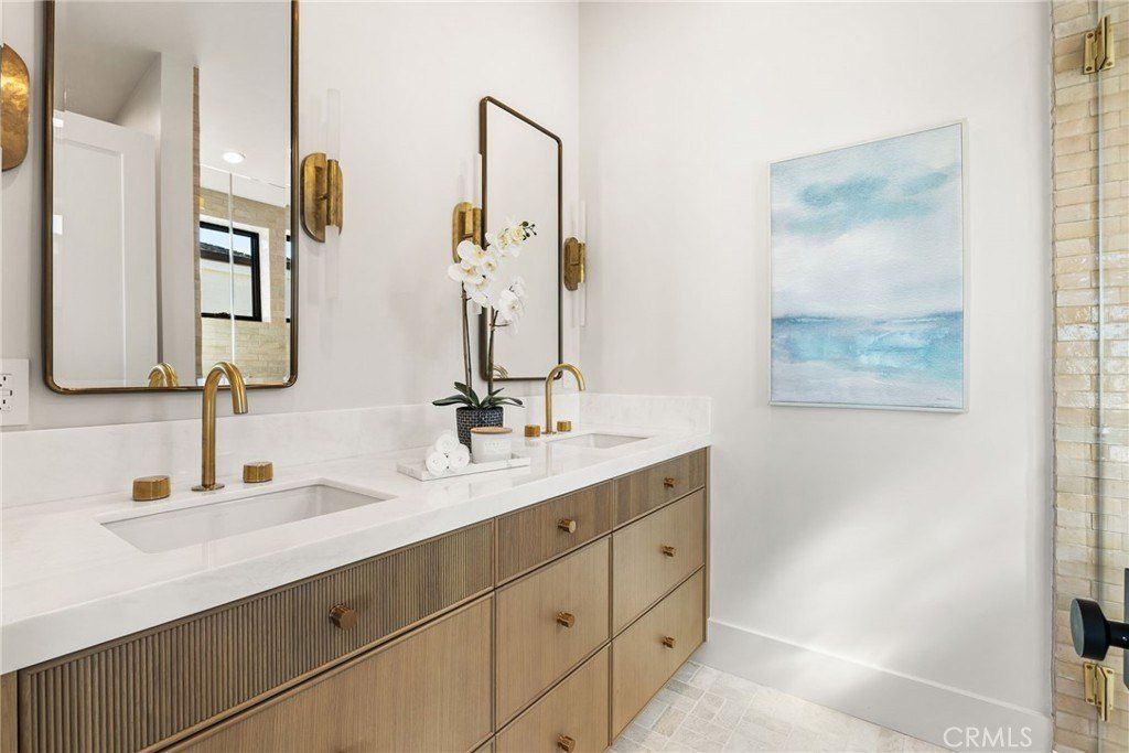 305 Fernleaf 5. Corona Del Mar, CA 92625