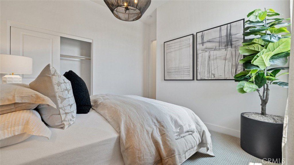 24500 Via El Balneario. Valencia, CA 91354